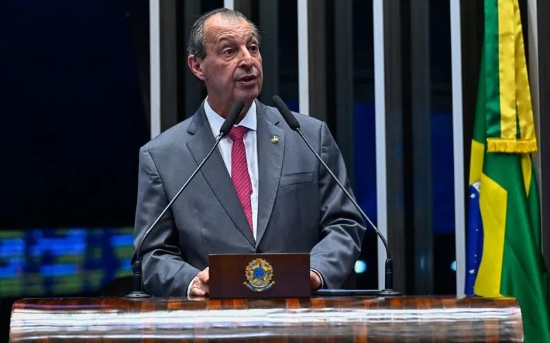 Omar Aziz passa mal com insolação, recebe atendimento médico e tem alta em Manaus