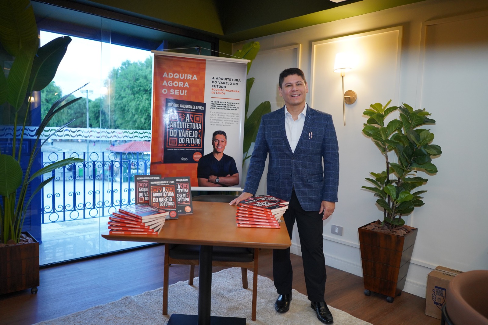 Da empresa aos livros: empresário amazonense transforma experiência em conhecimento