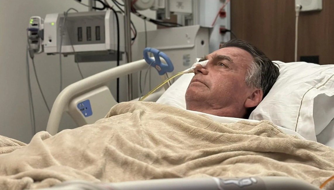 Bolsonaro tem nova crise de soluços e vômitos; médico é acionado em casa