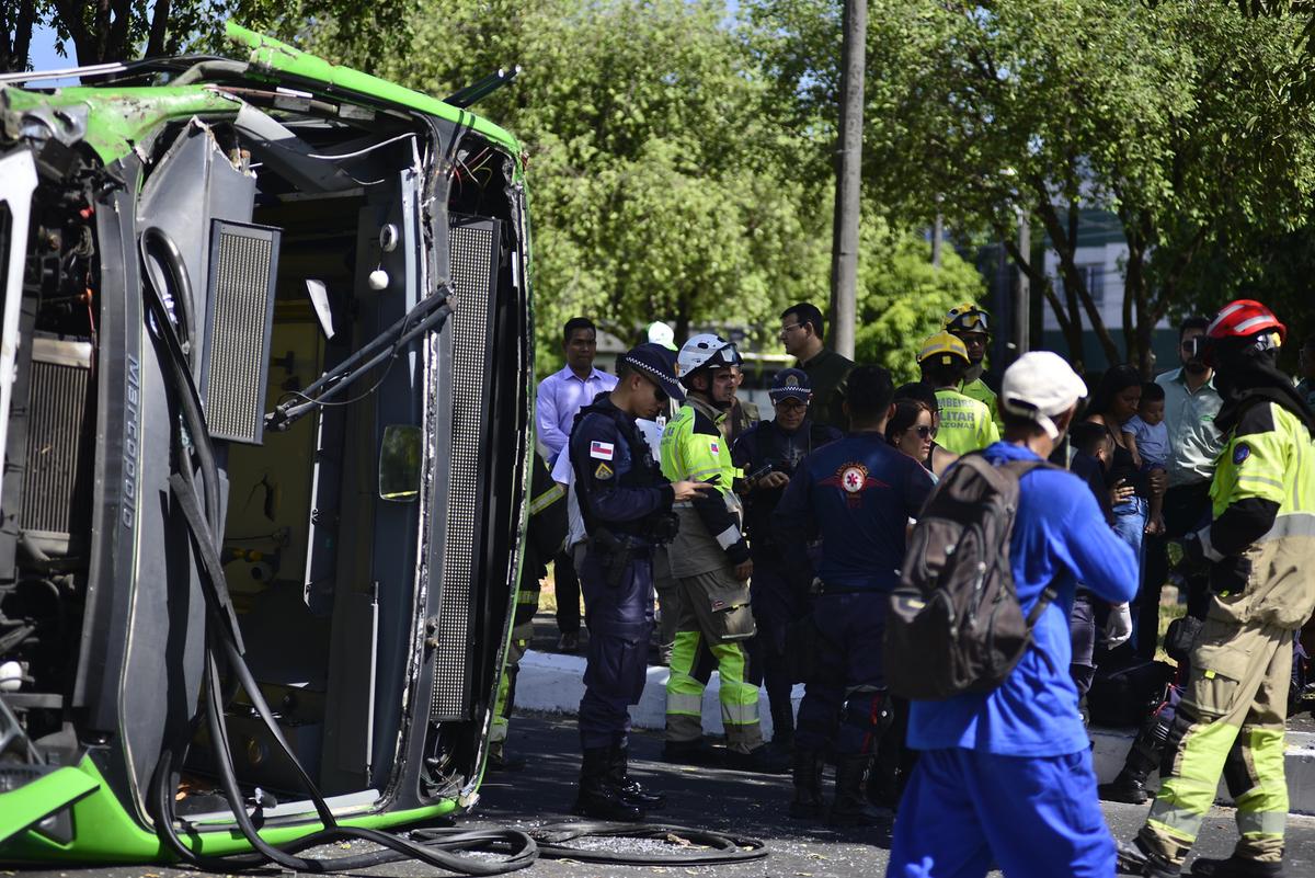 Ônibus da linha 221 tomba após bater em árvore em Manaus