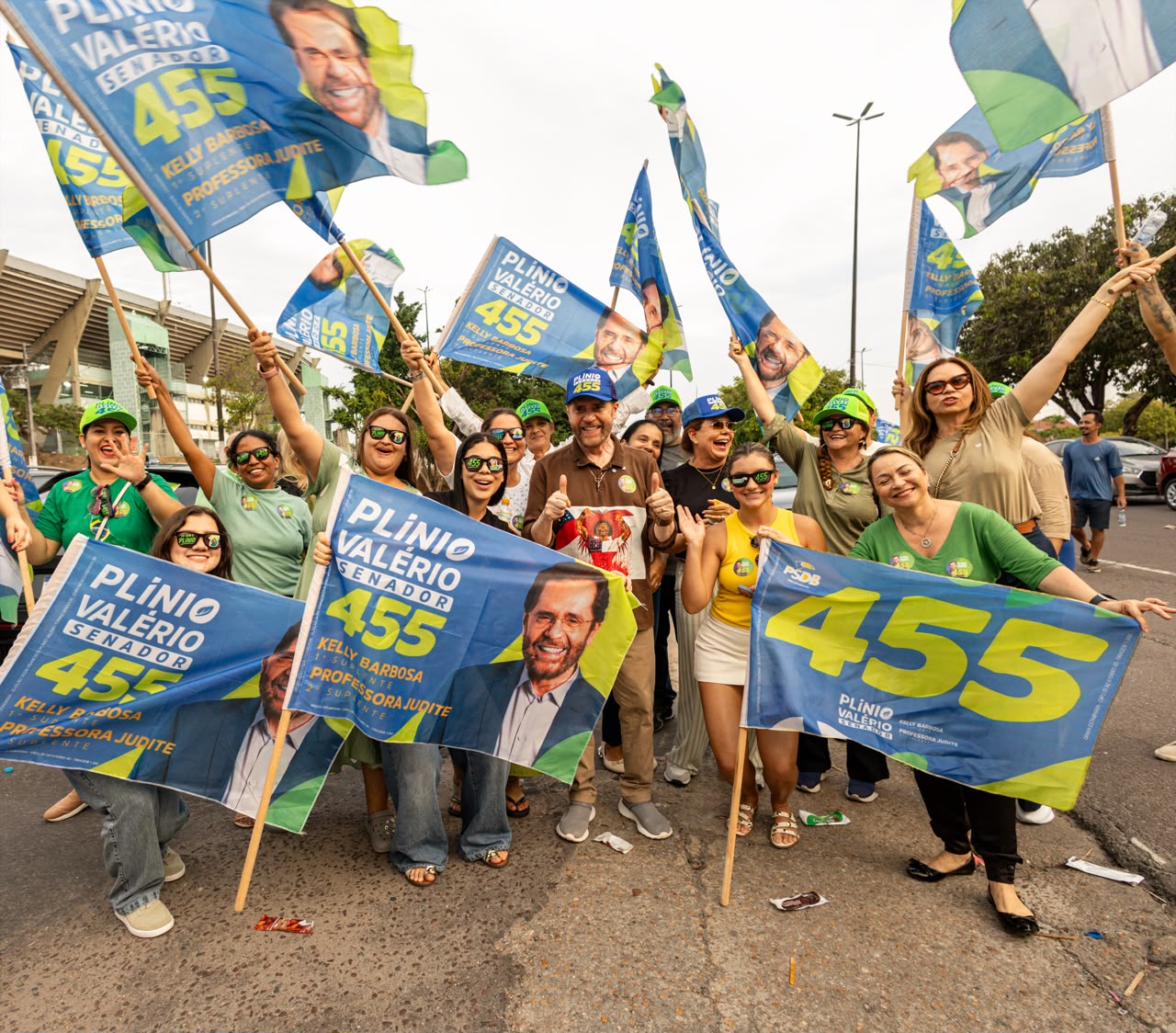 Plínio Valério sai às ruas e recebe apoio à reeleição durante adesivaço em Manaus