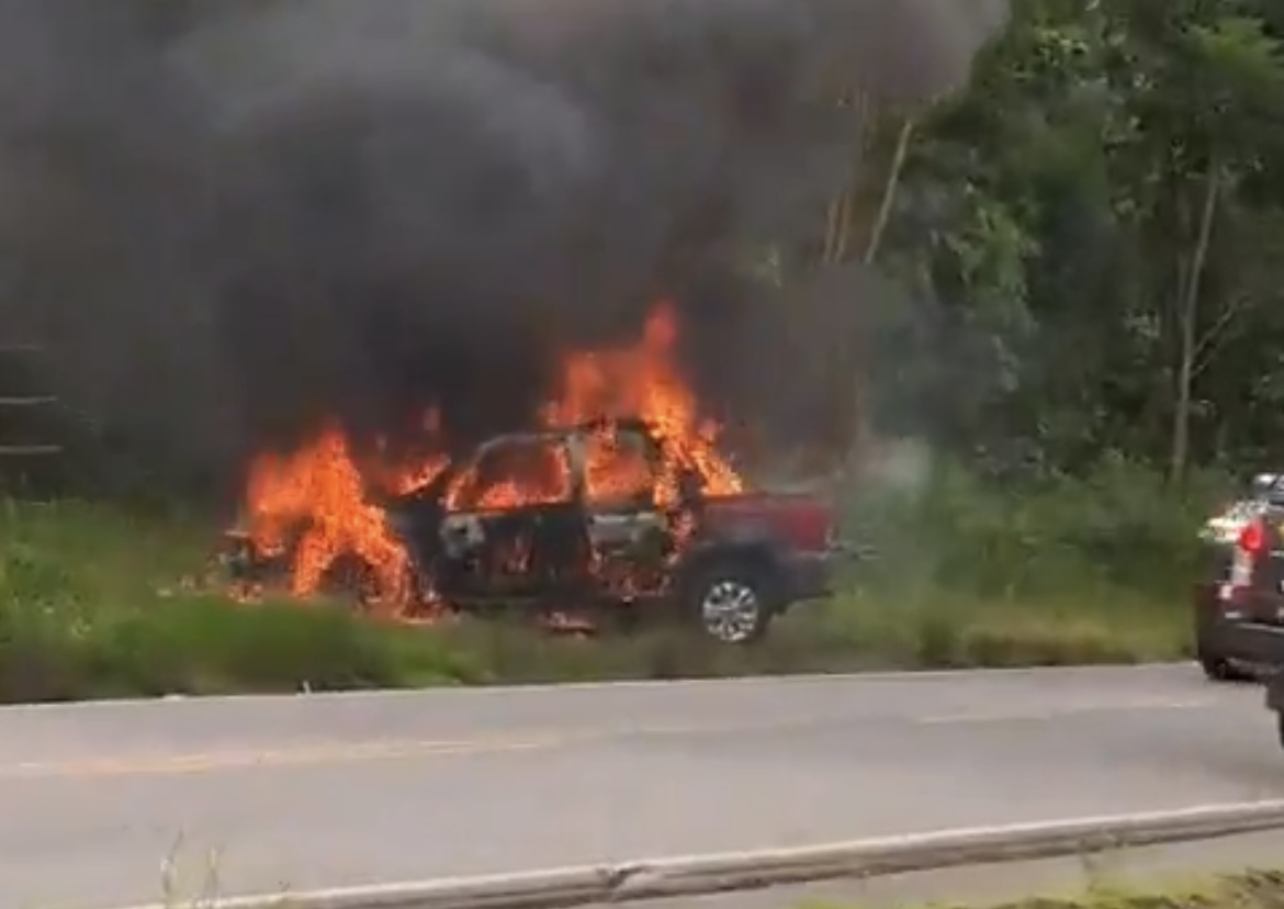 Incêndio destrói carro de passeio na BR-174 no Amazonas