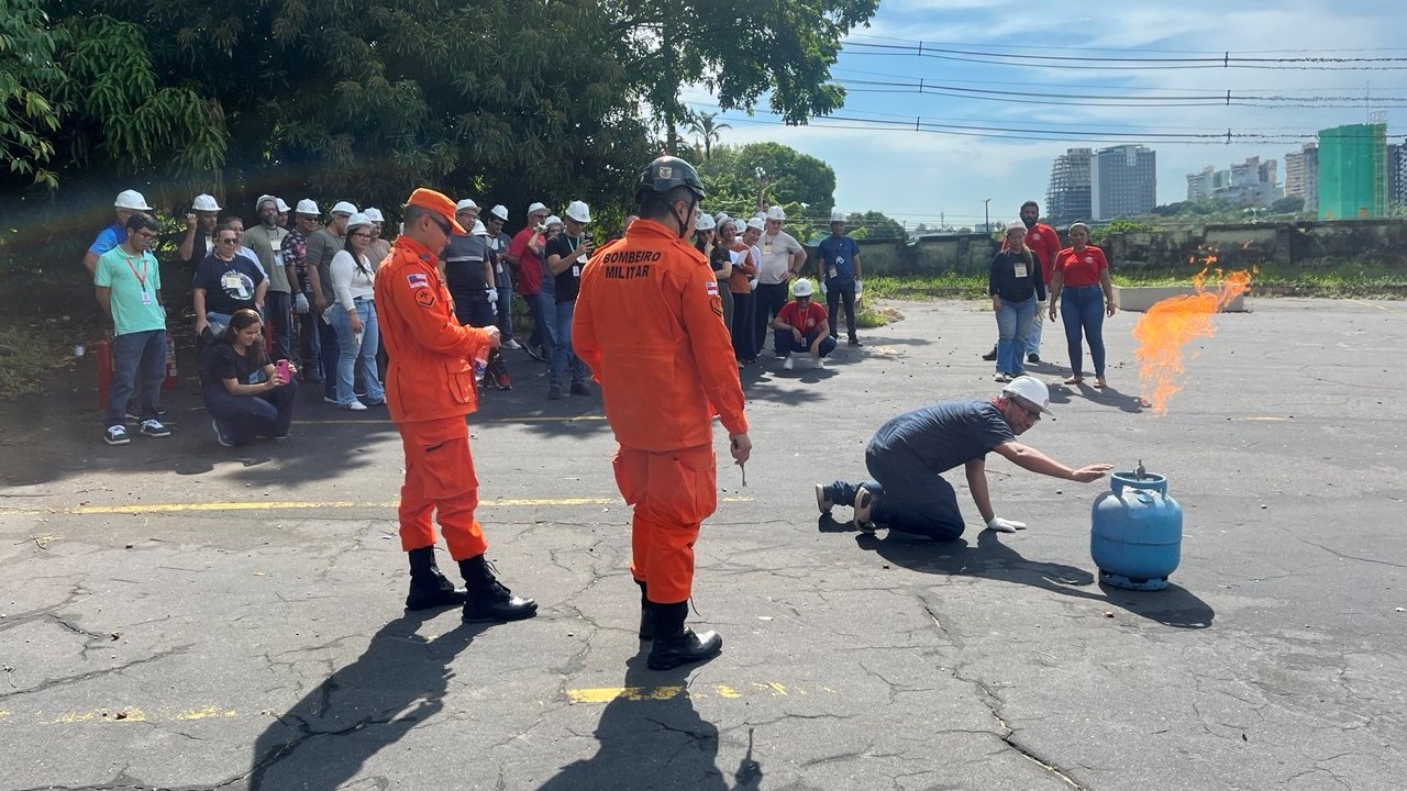 Prefeitura de Manaus promove treinamento de brigada de incêndio para servidores da Semsa