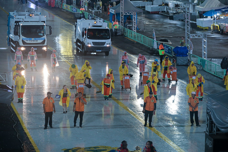 Mais de 35 toneladas de lixo no sambódromo durante os desfiles do Carnaval 2026