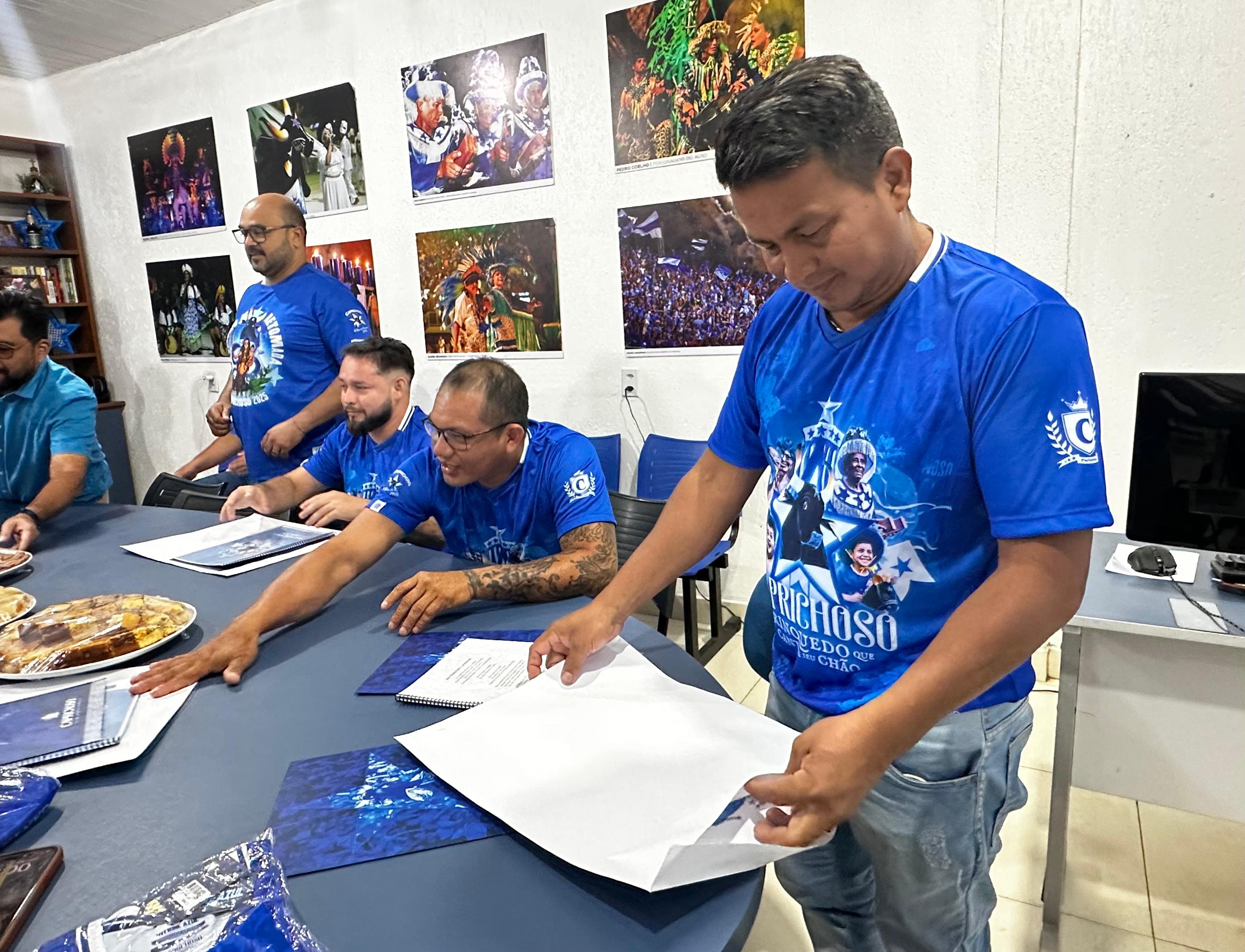 Caprichoso inicia organização alegórica para 2026 com entrega de projetos aos artistas