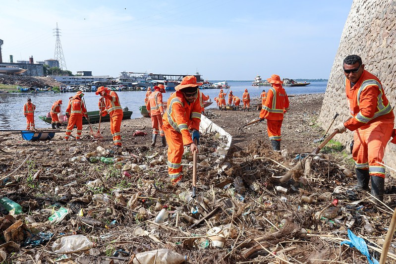 Prefeitura de Manaus inicia operação de limpeza na orla do São Raimundo e intensifica ações durante a estiagem
