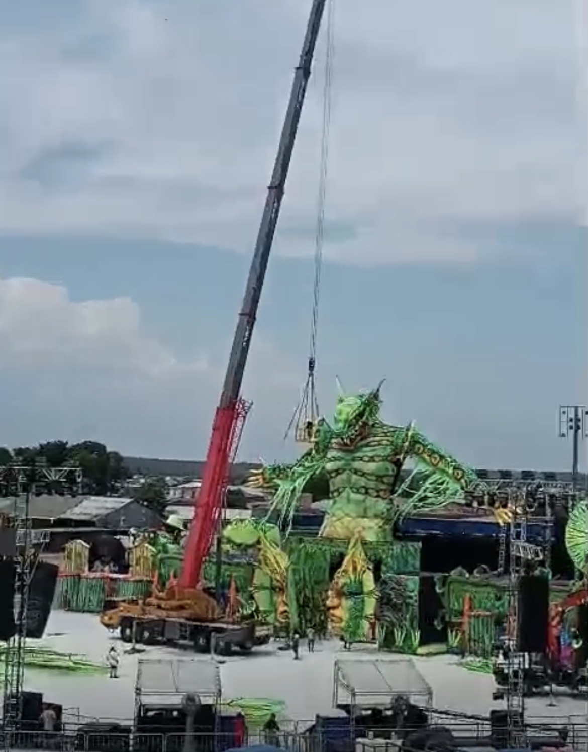 Trabalhador sofre acidente e cai de guindaste durante montagem de alegoria de ciranda no Amazonas