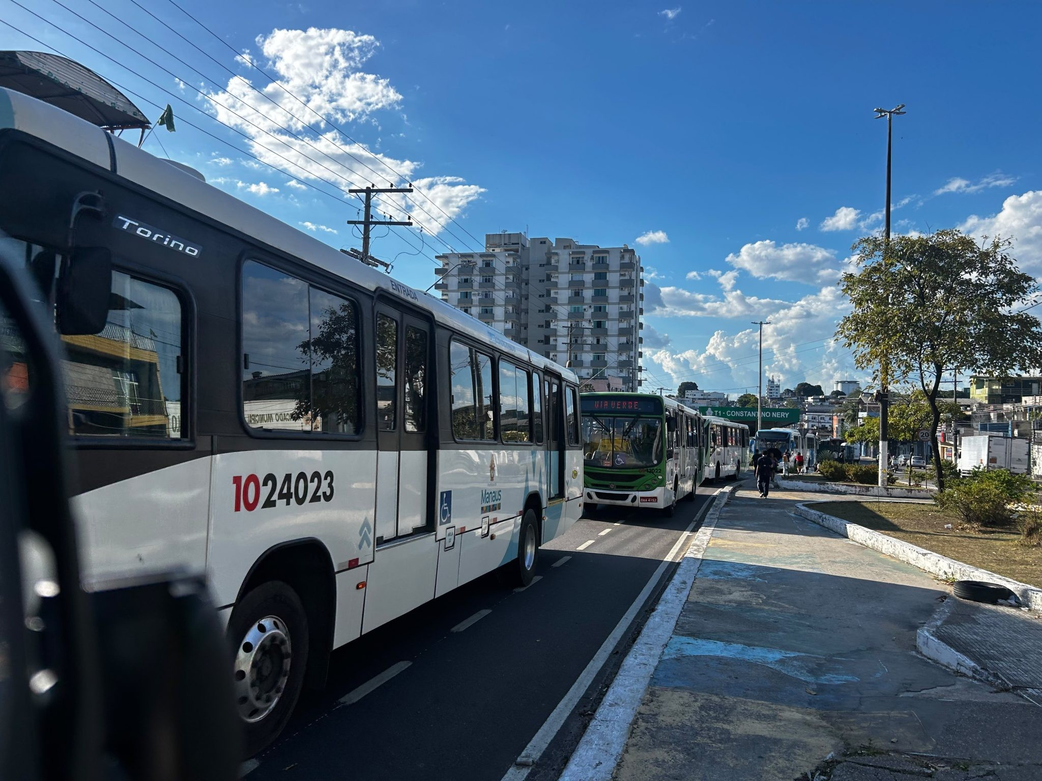Greve continua, mas 40% da frota de ônibus volta a circular em Manaus