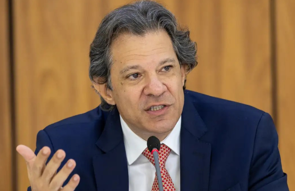 Governo Lula avalia mudança no ICMS para aliviar preço da gasolina