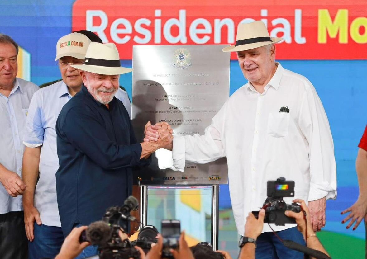 Vice-governador Serafim Corrêa acompanha entrega de moradias durante visita do presidente Lula a Manaus