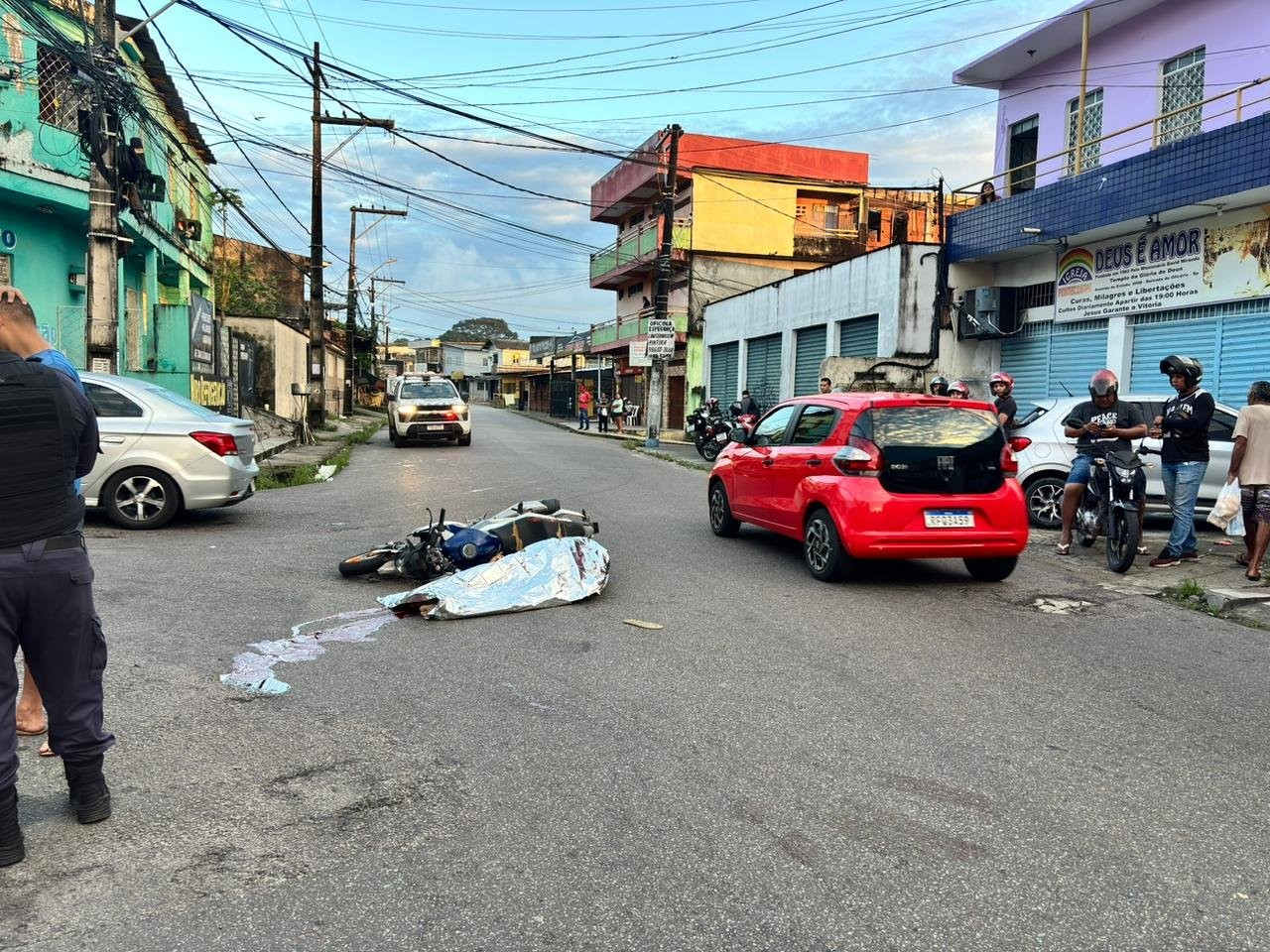 Motociclista morre ao ser atingido por micro-ônibus em rua do Nova Esperança