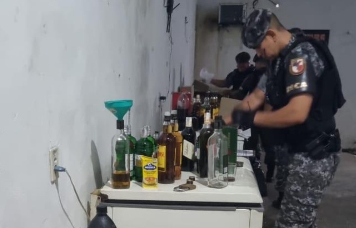 Operação policial descobre fábrica ilegal de bebidas em Manaus e apreende quase 100 garrafas adulteradas