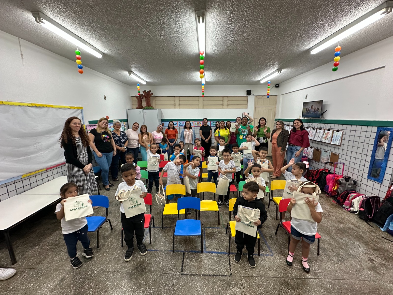 Prefeitura de Manaus celebra Dia da Terra com distribuição de mudas e educação ambiental em escola na zona Sul