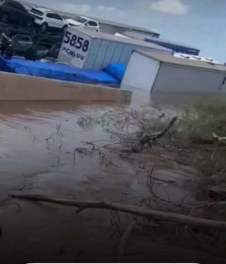 Balsa afunda durante travessia no rio Amazonas, próximo a Parintins