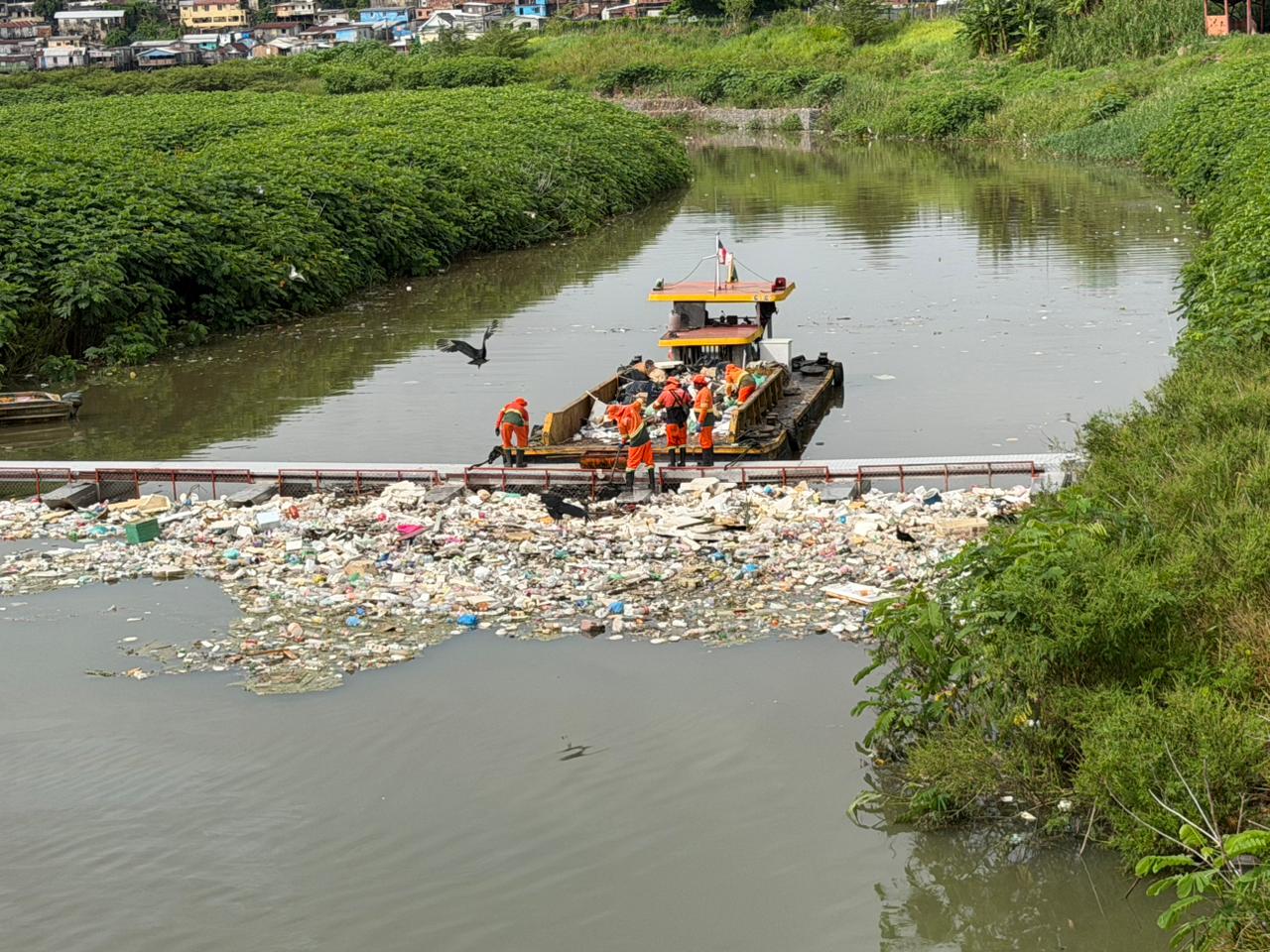 Ação da Prefeitura retira lixo da drenagem no Tancredo Neves e evita alagamentos