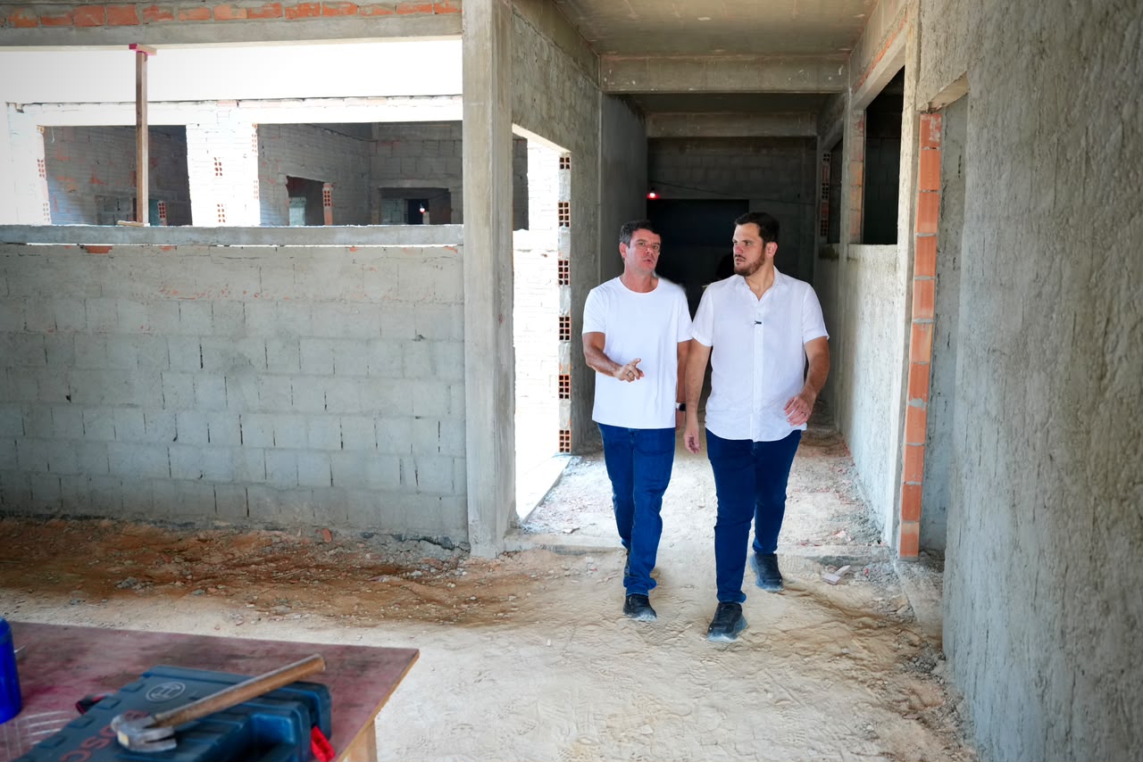 Prefeito Renato Junior vistoria obra do Capsi no Lago Azul