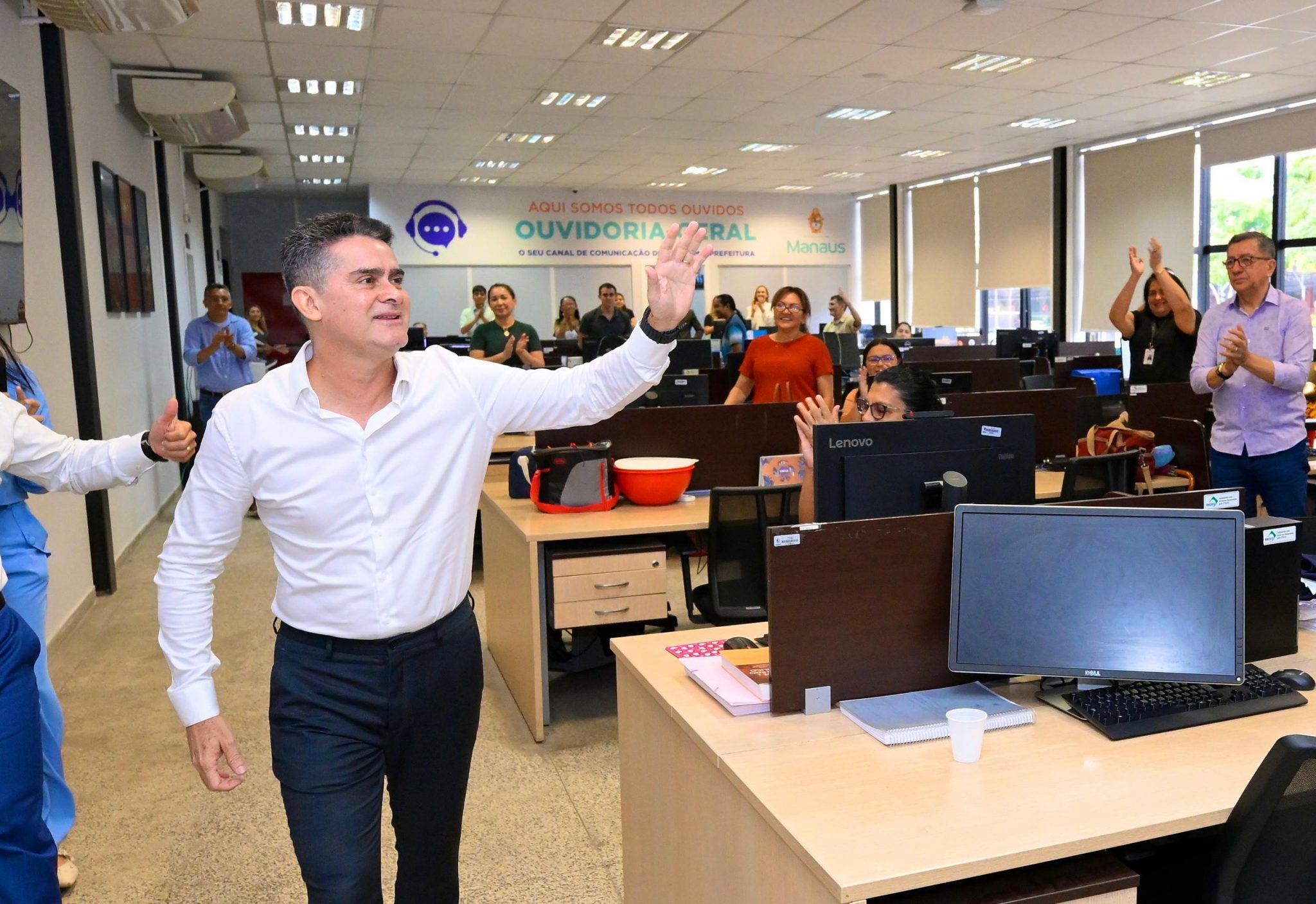 Prefeito David Almeida percorre sede da prefeitura, agradece servidores e reforça transição com foco na continuidade da gestão Por Prefeitura de Manaus