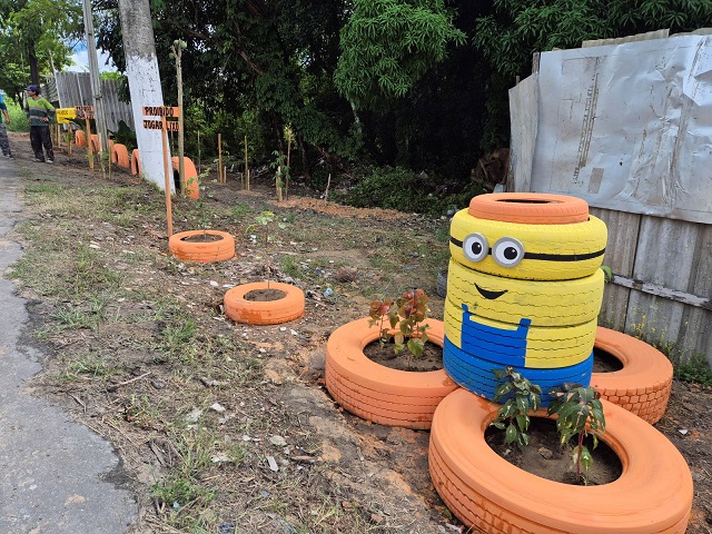 Força-tarefa da Semmas e Semulsp transforma ponto crítico de descarte irregular em jardim urbano com pneus reaproveitados e mudas nativas.