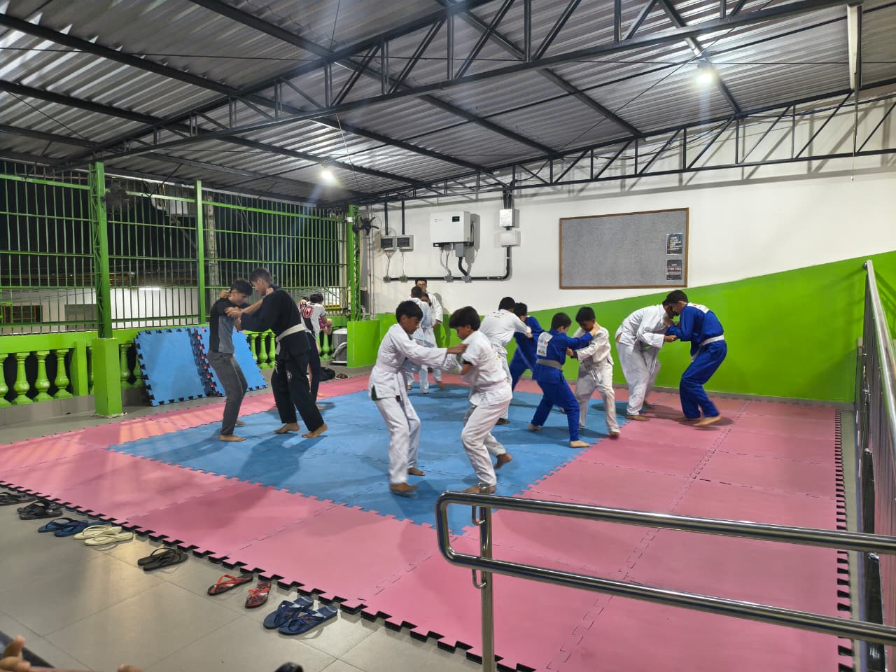 Crianças e adolescentes aproveitam as férias em atividades interativas em Manaus