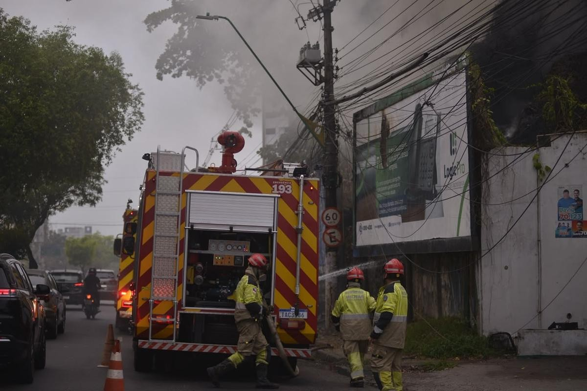 Incêndio em terreno assusta moradores e afeta trânsito na avenida Umberto Calderaro