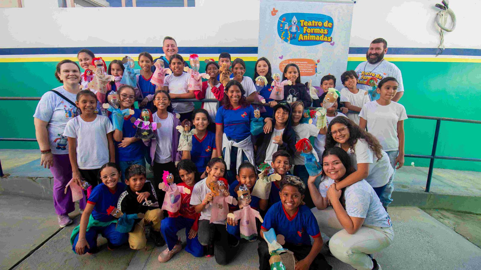 Crianças e adolescentes dão vida a bonecos em oficinas de teatro de formas animadas em Manaus
