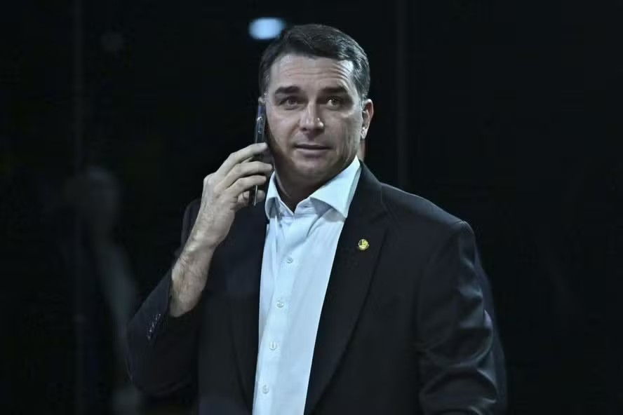Flávio Bolsonaro ainda não entregou passaporte; prazo termina nesta manhã