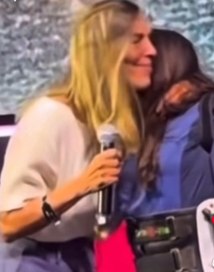 A pesquisadora Tatiana Sampaio se emociona ao ver ex-ginasta Laís Souza caminhar novamente