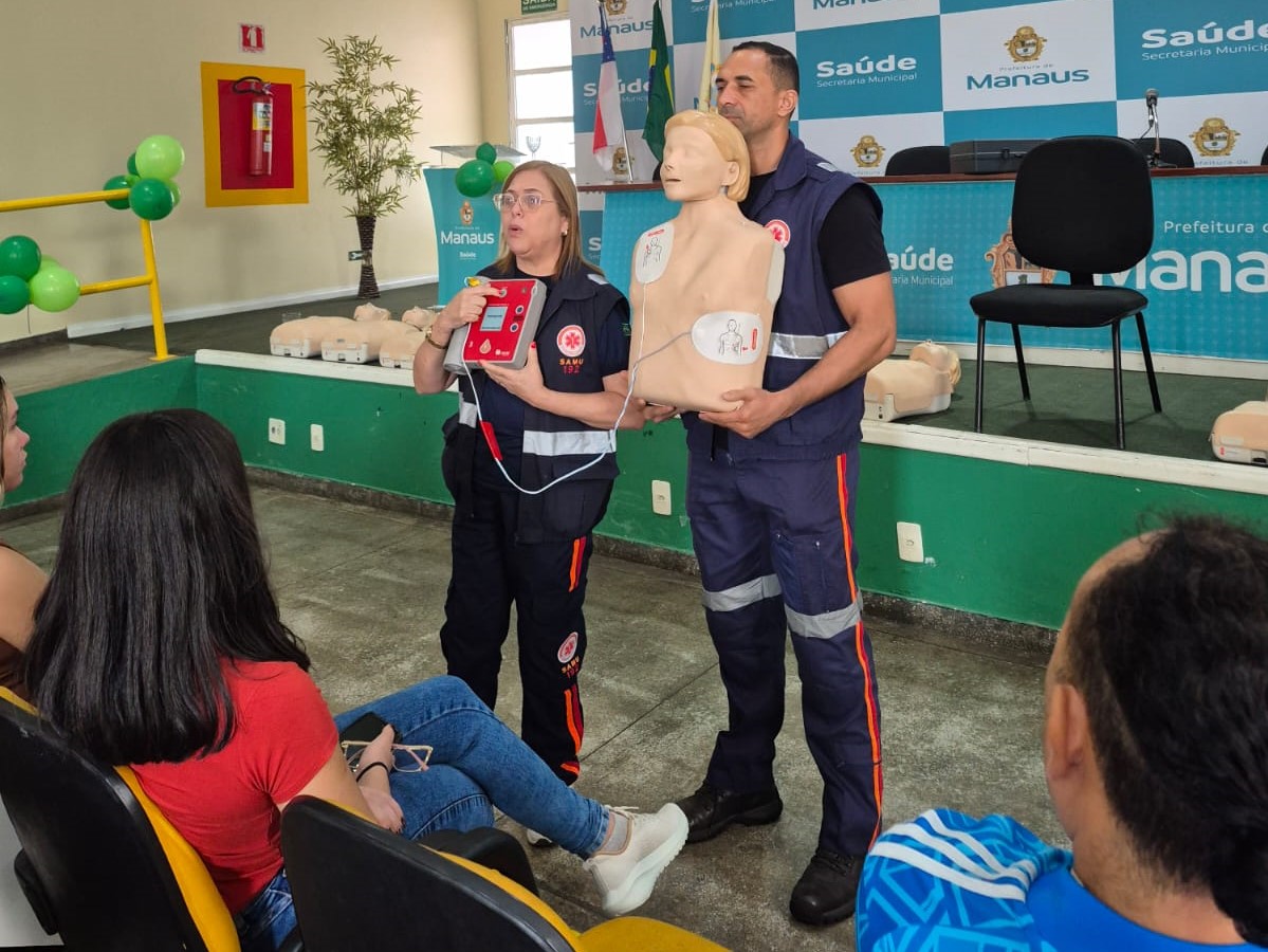 Profissionais da area  Qualidade de Vida no Trabalho recebem orientações sobre primeiros socorros