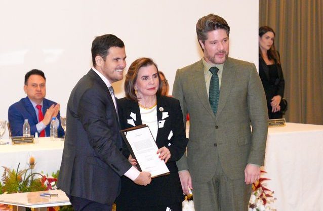 Renato Junior oficializa adesão a programa inédito de educação do TCE-AM