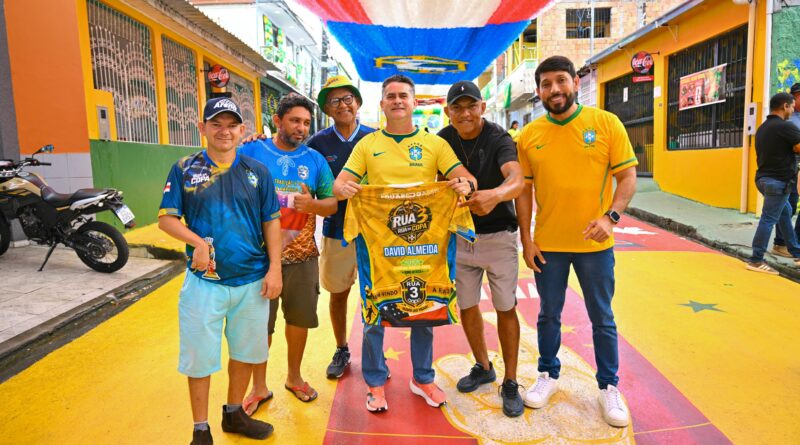 David Almeida destaca geração de renda e força das comunidades durante visita à Rua da Copa no Alvorada