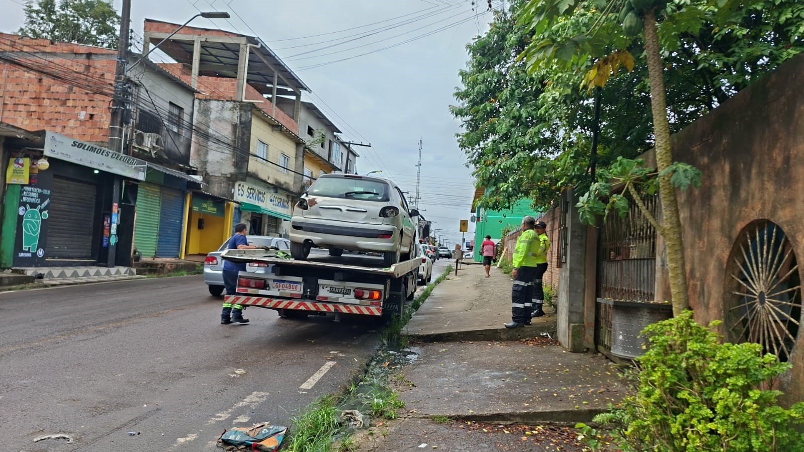 Ação da Prefeitura de Manaus combate veículos abandonados e melhora mobilidade urbana