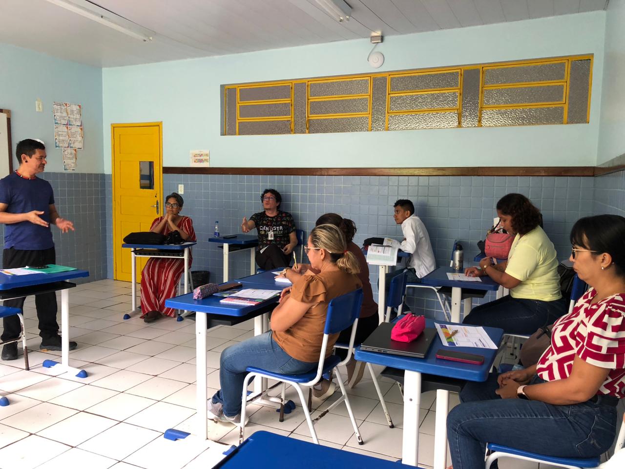Gestão municipal leva formação científica à zona ribeirinha e reforça a iniciação à pesquisa nas escolas.