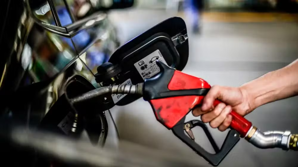 Gasolina volta à faixa dos R$ 7 e reacende comparação entre Lula e Bolsonaro