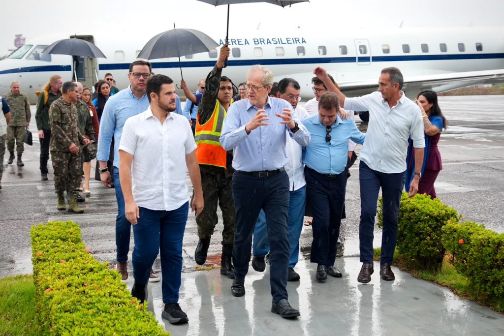 Prefeito Renato Junior e senador Eduardo Braga recebem ministros e governo federal amplia para 16 as aeronaves de combate às queimadas