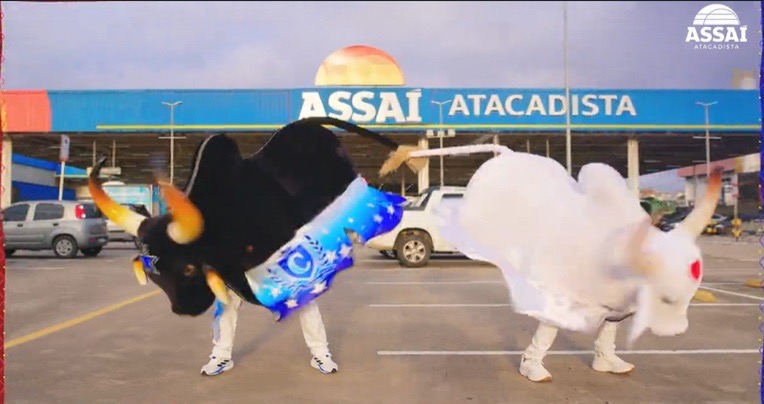 Bois Garantido e Caprichoso visitam unidades do Assaí em Manaus