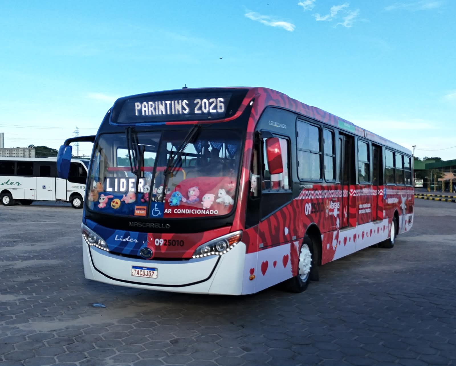 Ônibus temático dos bois leva cultura, música e paixão bovina para as ruas de Manaus