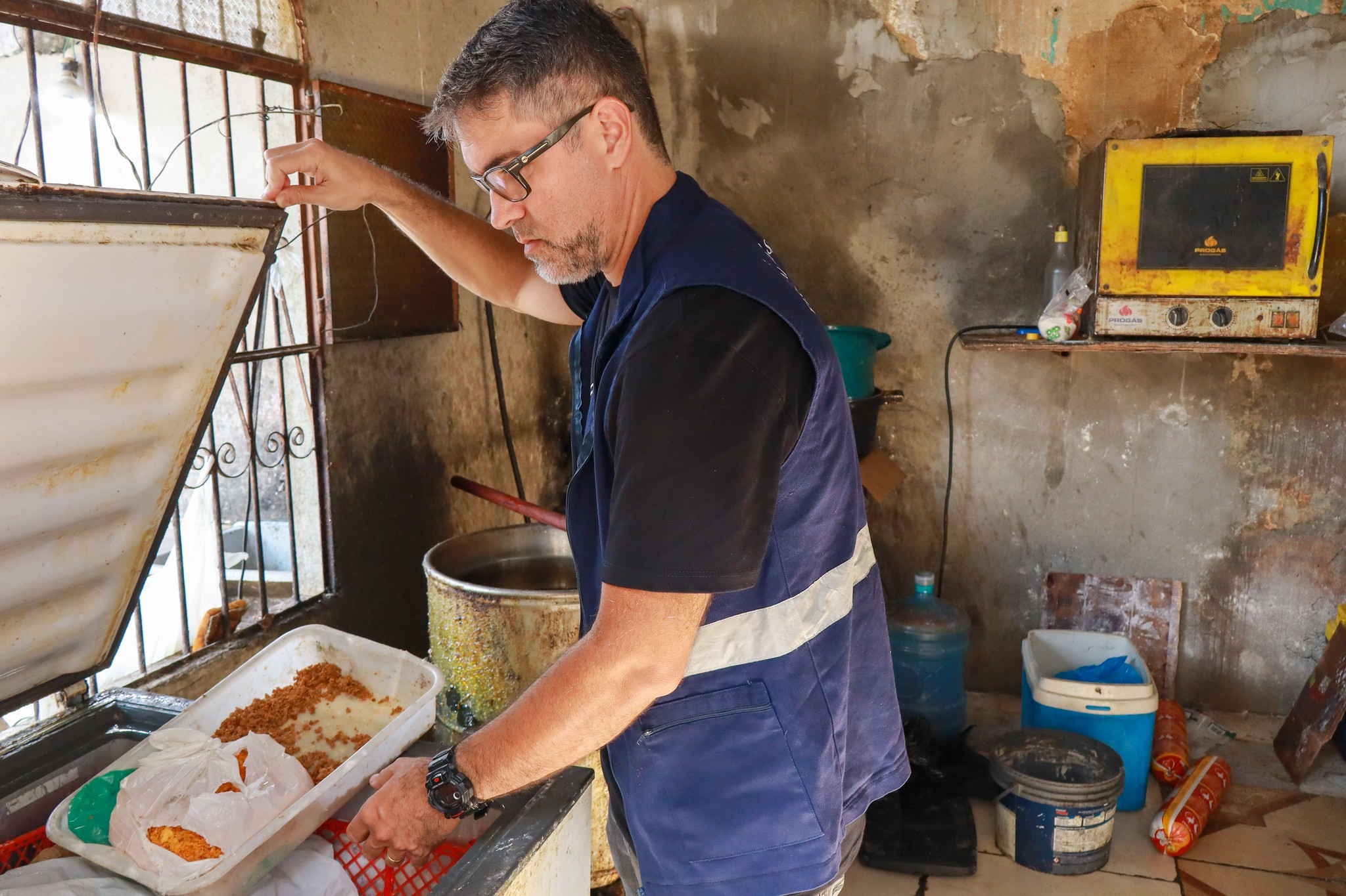 Prefeitura interdita fábrica clandestina, dá assistência a pessoas em situação de rua e realiza serviços de ordenamento durante operação ‘Centro Mais Seguro’