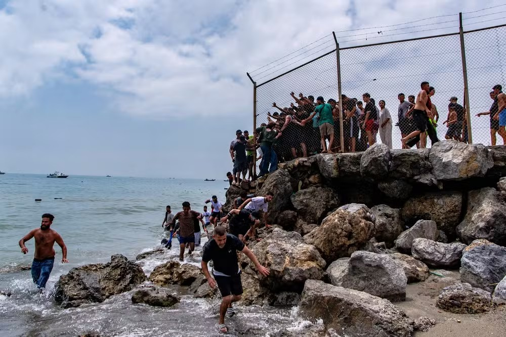 O que se sabe sobre a chegada a nado de imigrantes a Ceuta, na Espanha, vindos do Marrocos
