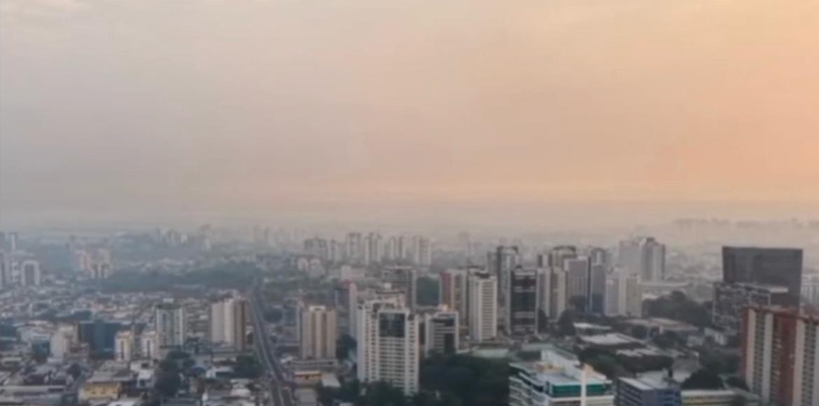 A Prefeitura de Manaus, por meio da Secretaria Executiva de Proteção e Defesa Civil Municipal (Sepdec), vinculada à Secretaria Municipal de Segurança Pública e Defesa Social (Semseg), monitora a qualidade do ar