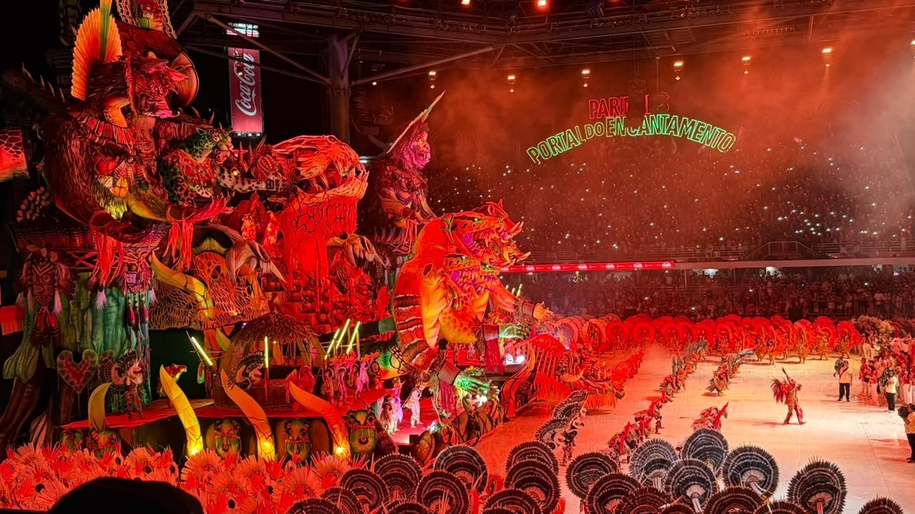 Garantido e Caprichoso duelam na noite decisiva no Festival de Parintins neste domingo