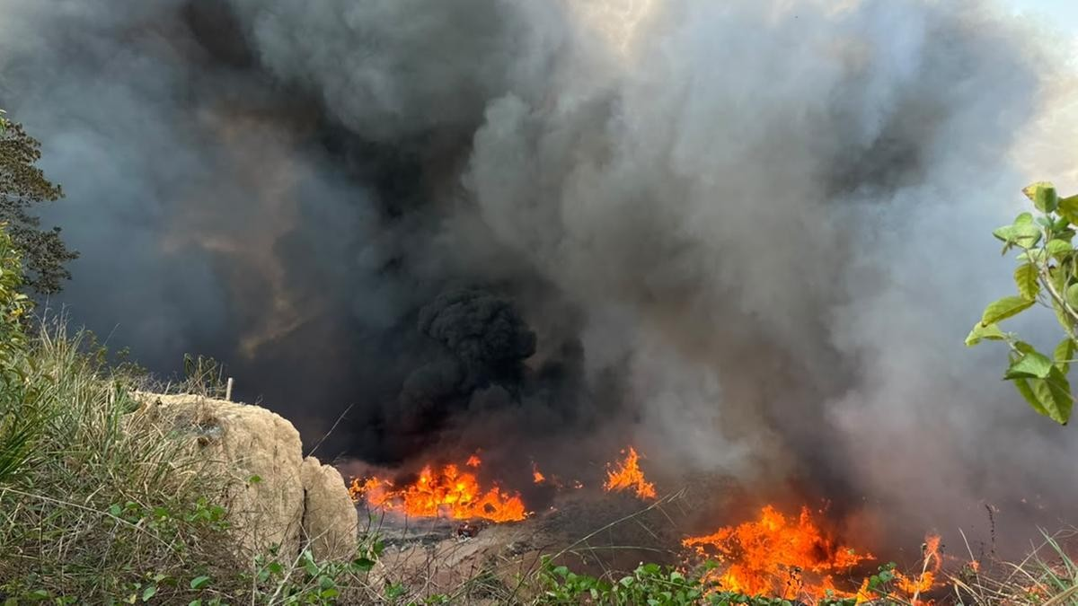 Plásticos e óleo dificultam combate a incêndio no Distrito Industrial de Manaus