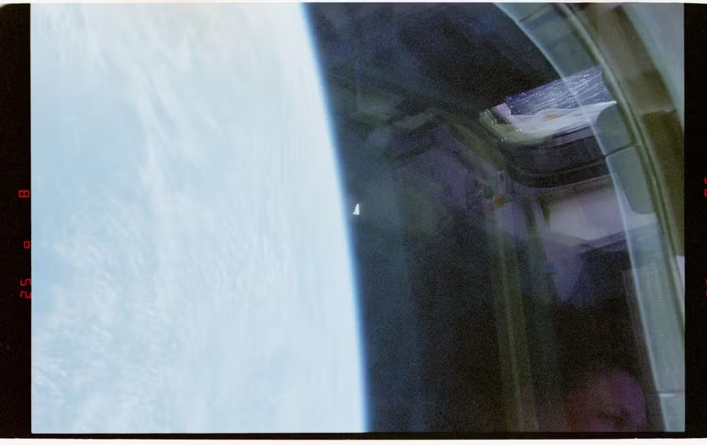 O Departamento de Guerra dos Estados Unidos divulgou nesta sexta-feira (10) três imagens de um objeto voador não identificado, ou OVNI, registradas por astronautas da Nasa a bordo do ônibus espacial Columbia