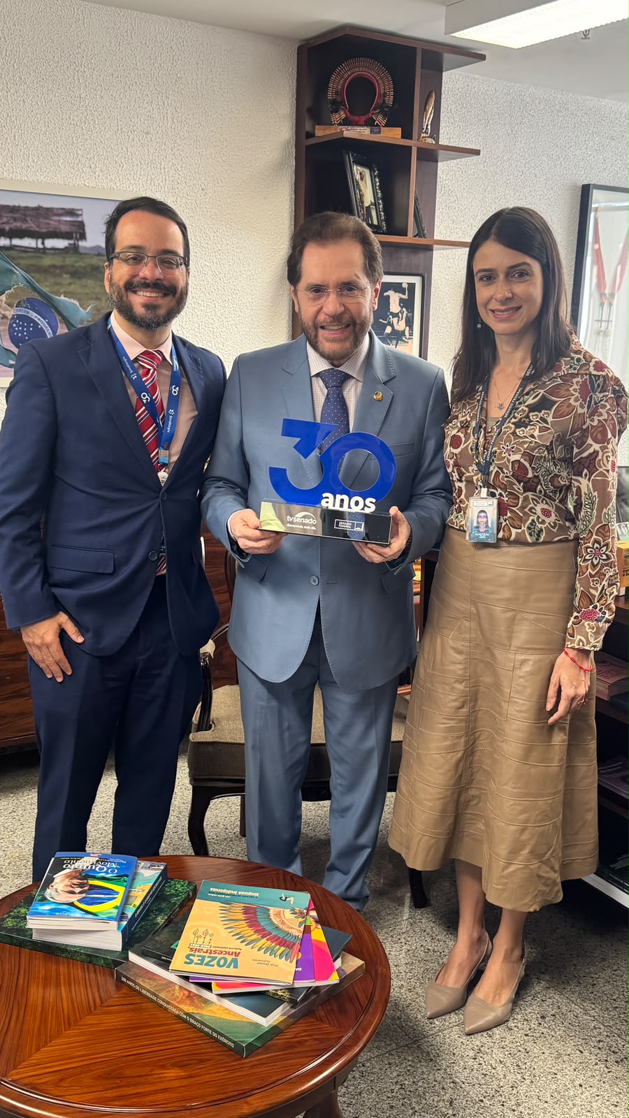 Plínio Valério recebe placa comemorativa aos 30 anos da primeira emissora de televisão legislativa de alcance nacional no Brasil