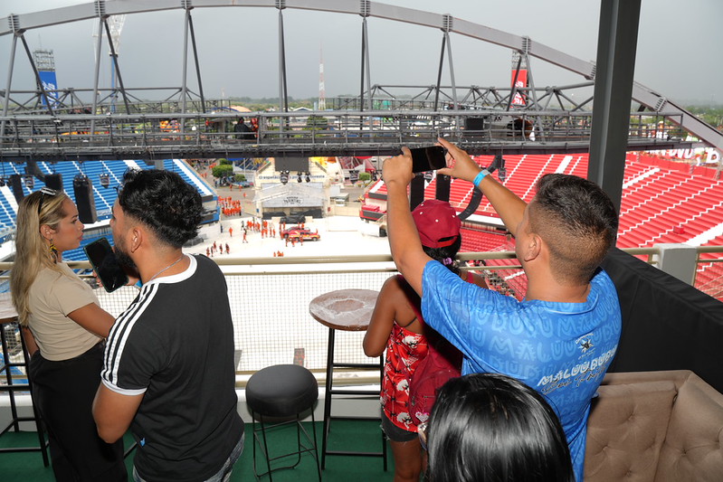 Parintins 2026: Visitação ao Bumbódromo leva público aos bastidores do maior espetáculo da Amazônia