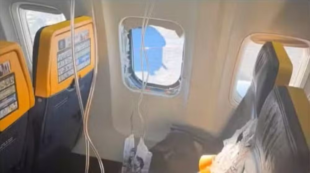 Passageiro sugado pela janela de avião: caso parecido já aconteceu com piloto, que ficou 20 minutos 'pendurado' para fora e sobreviveu