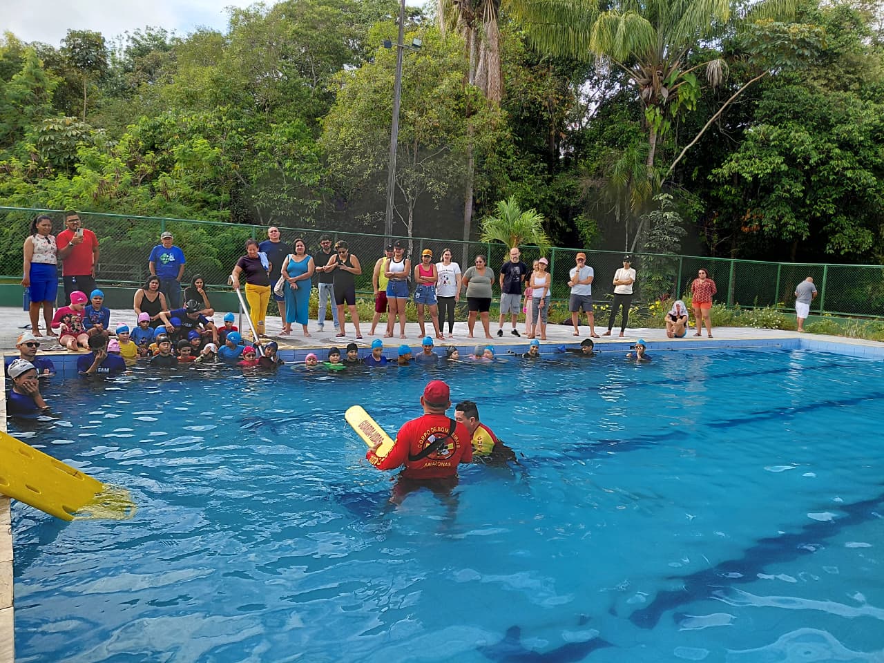 Marinha realiza aula de prevenção de afogamentos para crianças e adolescentes do projeto AFAM em Manaus neste sábado
