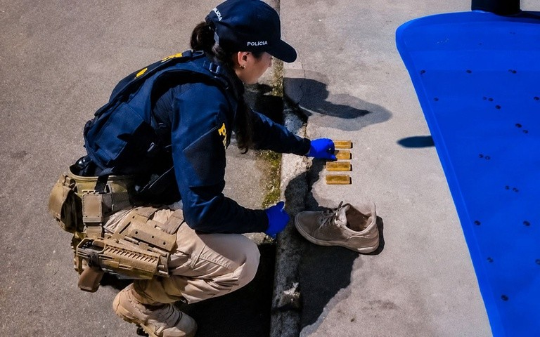 Homem é preso com 4 kg de ouro escondidos nos tênis durante fiscalização em ônibus no Amazonas