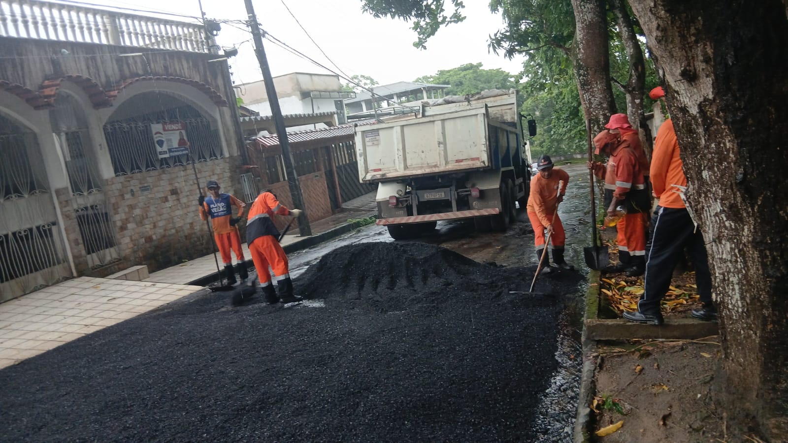 Prefeitura de Manaus avança com recuperação asfáltica no bairro Flores e melhora mobilidade na zona Centro-Sul
