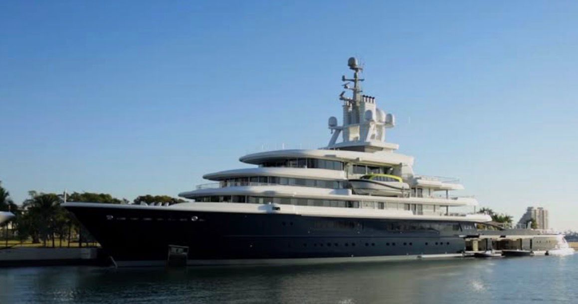 Superiate ligado a oligarca aliado de Putin cruza Estreito de Ormuz em meio à tensão entre EUA e Irã