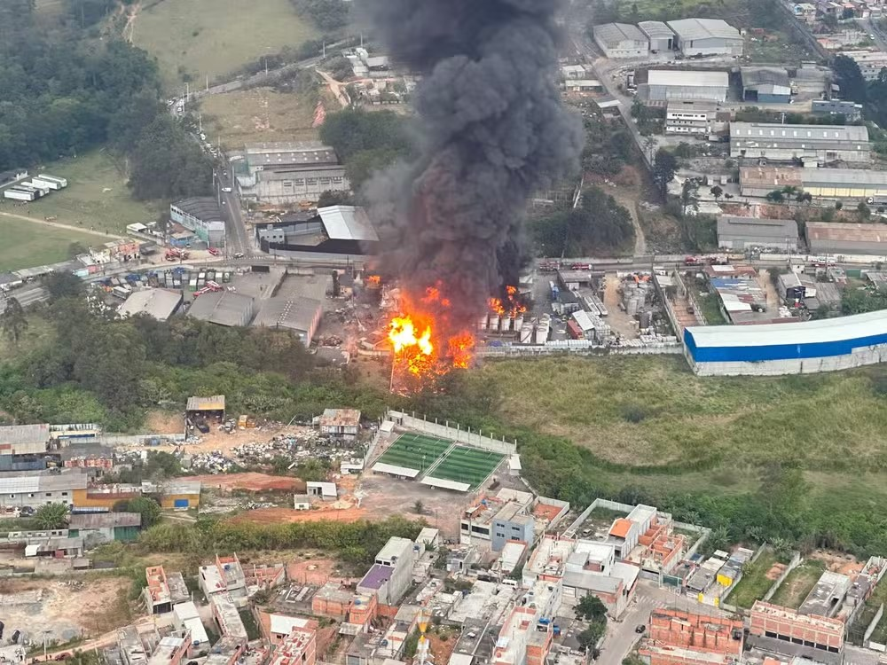 Incêndio de grandes proporções atinge indústria química em Itaquaquecetuba
